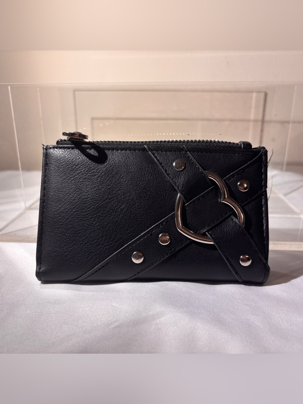 Heart Buckle Womens Zippered Bifold Wallet in Black - Like New
